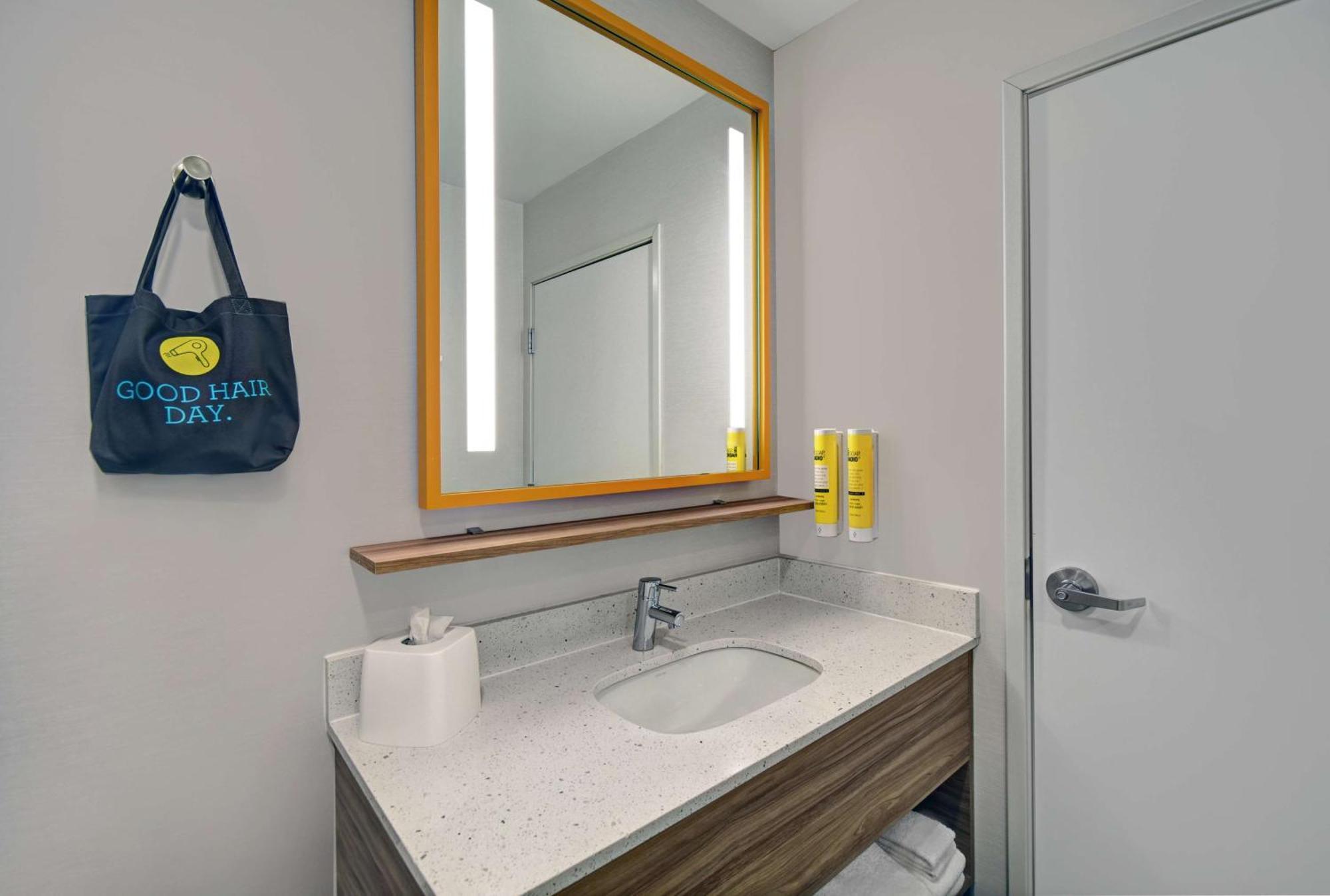 Tru By Hilton Gaylord, Mi Hotel Екстериор снимка