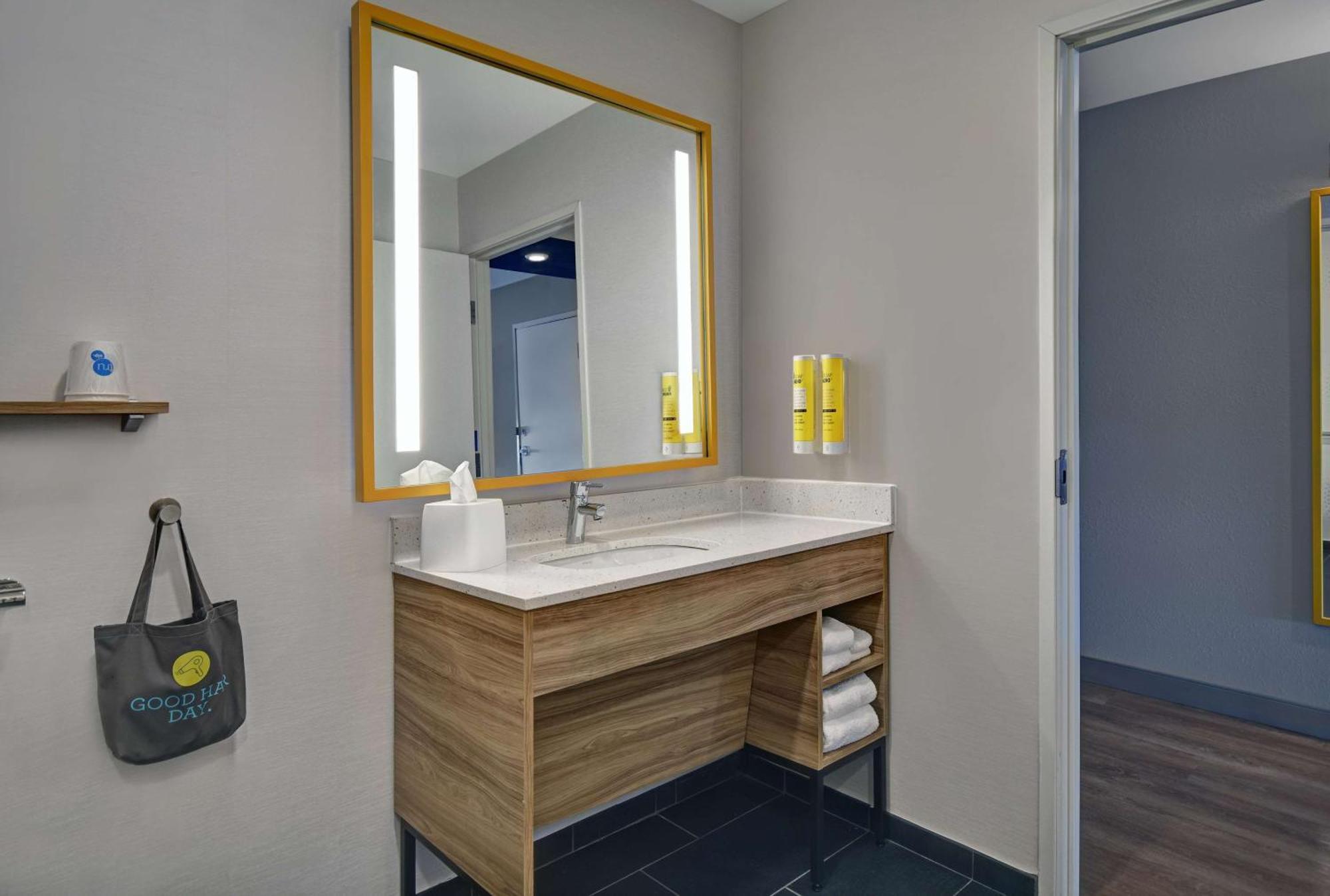 Tru By Hilton Gaylord, Mi Hotel Екстериор снимка